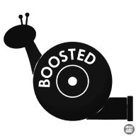 BOOSTED csiga - Szélvédő matrica